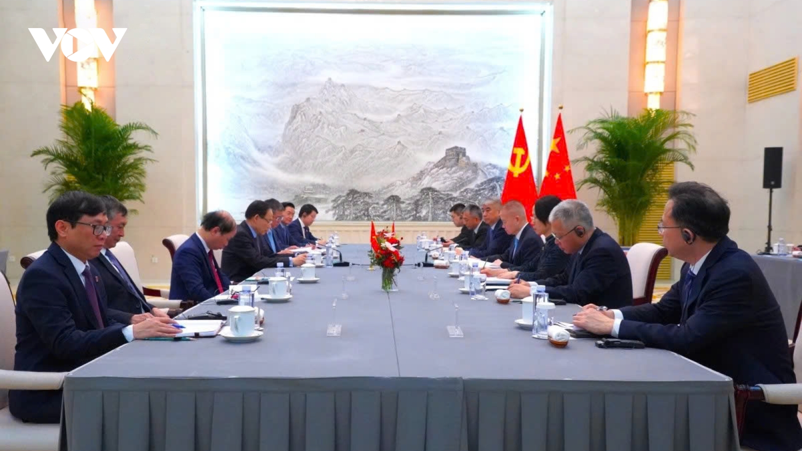 Vietnam and China pledge to deepen party-to-party ties